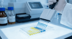 Ilustración conceptual de un ensayo ELISA en laboratorio mostrando una microplaca de 96 pocillos y material de pipetaje.